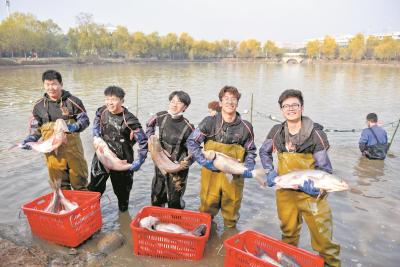 沁鱼年：武汉一高校师生亲自捕鱼 共享“沁湖鱼宴”