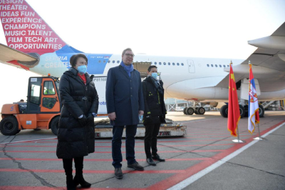 中国新冠疫苗来了！塞尔维亚总统亲自到机场迎接