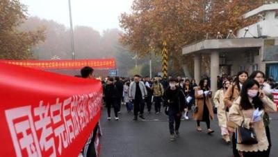 国考分数线公布，首批7万余人进面试