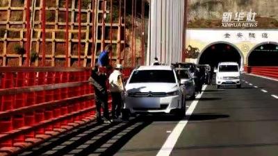 该罚！丽江金沙江大桥开通 数百人违停拍照