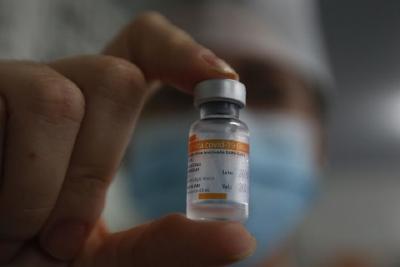 接种中国新冠疫苗 巴西女护士“火”了！