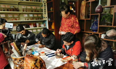 外国人眼中的“中国年”：写书法、学篆刻、做中国菜......中国文化真“牛”