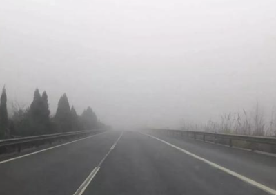 湖北多条高速公路因雾临时封闭 出行请注意