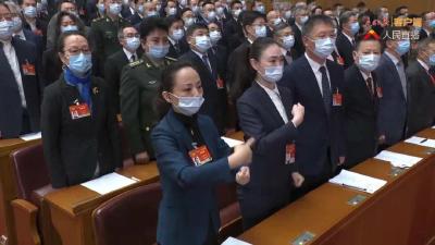 当国歌响起，这位湖北籍委员的举动，感动万千网友！