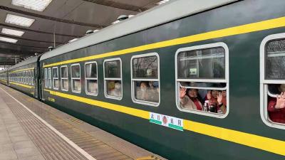 今年首趟“武铁旅游号”专列在汉启程！