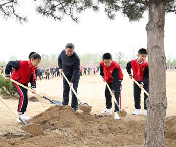 习近平在参加首都义务植树活动时强调 倡导人人爱绿植绿护绿的文明风尚 共同建设人与自然和谐共生的美丽家园