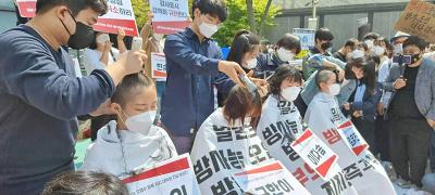 抗议日本核污染水入海！韩国学生在日本驻韩使馆门前削发 