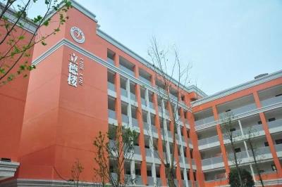 网传“成都一中学生从楼道坠落死亡”，学校回应了！