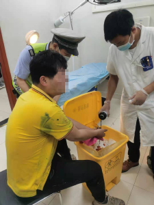 群众手指遭机器切断，交警争分夺秒紧急送医