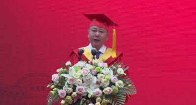 毕业典礼上，中南财大校长杨灿明回忆扶贫校友动情落泪