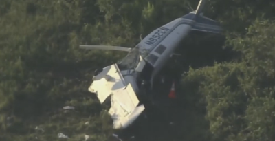 美国得克萨斯州一架小型飞机坠毁 致1死5伤