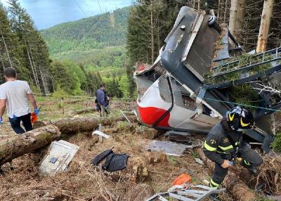 意大利致14死缆车事故监控曝光！临近终点缆绳突然断裂→