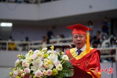 毕业典礼上，校长因年轻殉职校友落泪
