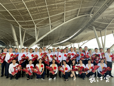 全国“两优一先”代表载誉返汉