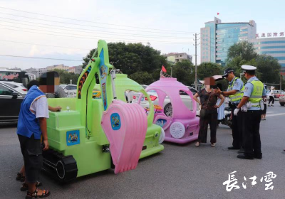 长江云——危险！危险！危险！老人带着小男孩将儿童玩具车开上路