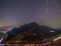 中国空间站飞掠长江西陵峡江段