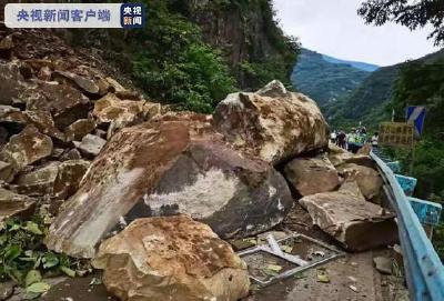 请绕行！321国道贵州毕节路段因山体落石致交通中断