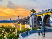 晚霞映照武汉长江大桥
