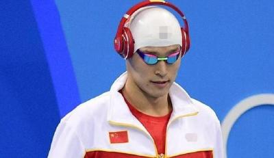 奥运小知识：游泳运动员为什么要戴耳机？