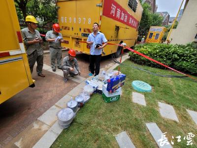 救援现场：宜昌抢险队员吃上了一顿“地道”的河南菜