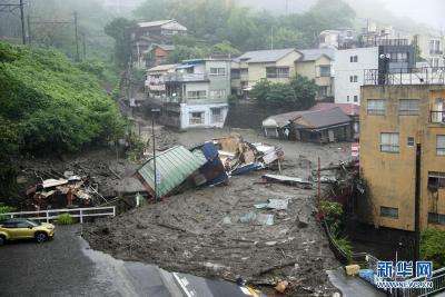 日本热海市泥石流灾后救援艰难进行 约20人仍下落不明 