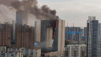 辽宁大连金普新区起火大厦明火已扑灭，无人员伤亡