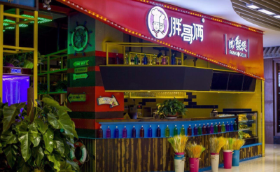 热搜第一！“胖哥俩”被曝隔夜死蟹当活蟹卖，还有一大波网红餐饮店被罚