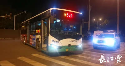 武汉连夜转运密接人员 公交车集中运至隔离点