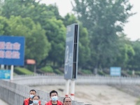 荆州：江边巡查防聚集