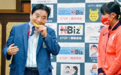 金牌被咬后，国际奥委会帮运动员换新 日本市长道歉
