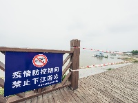 荆州：江边巡查防聚集