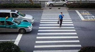 行人闯红灯也要礼让：通行跟生命相比，生命至上