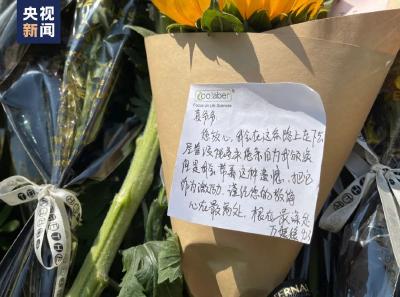 这张卡片背后，有个“油菜花女孩”  