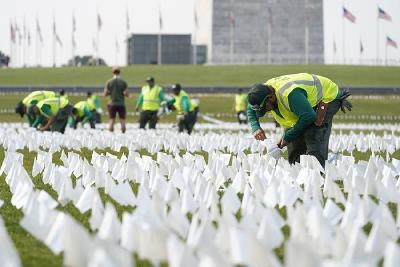 美国华盛顿国家广场竖立63万面白旗 纪念新冠逝者