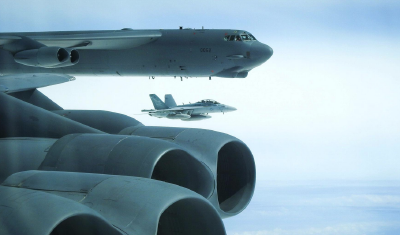 俄3架战机在鄂霍次克海上空伴飞美战略轰炸机