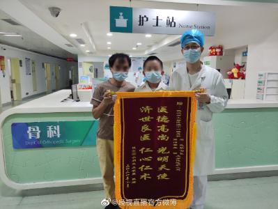 湖北一10岁男童脊柱侧弯89度 医生耗时7小时用钢钉扶正