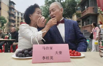 重阳节 宜昌28对金婚老人上演“最浪漫的事”