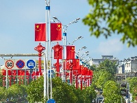 来凤：街头红旗迎风展