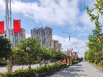 南漳：街头飘扬最美“中国红”