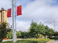 南漳：街头飘扬最美“中国红”