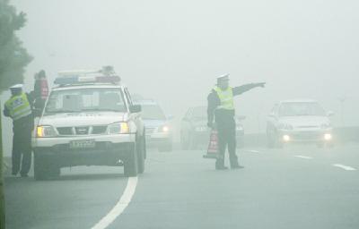 受大雾降雪等影响 全国多地高速路段封闭