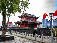 武汉：亮眼红色染江城