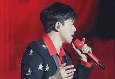 张杰演唱会受伤后发文报平安：手部已缝针，轻微“腰椎横突骨裂”