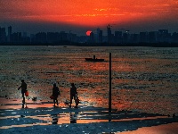 武汉：江滩夕阳红满天