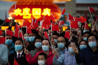 数万人天安门广场观升旗，人群欢呼“我爱你中国！”