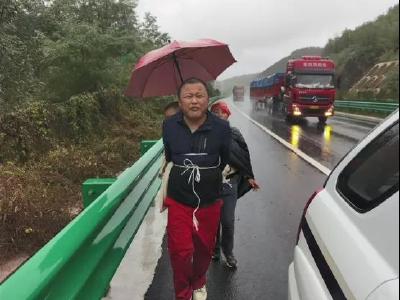 这位背孩子在雨中奔跑的父亲，感动无数网友