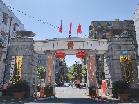 南漳：街头飘扬最美“中国红”