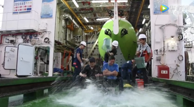 泼水庆祝！我国已有19人搭乘“奋斗者”号下潜超万米