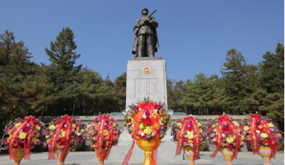 金正恩向中国人民志愿军烈士陵园送花圈