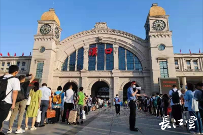 国庆假期首日武铁预计发送旅客80万人次 迎来客流最高峰